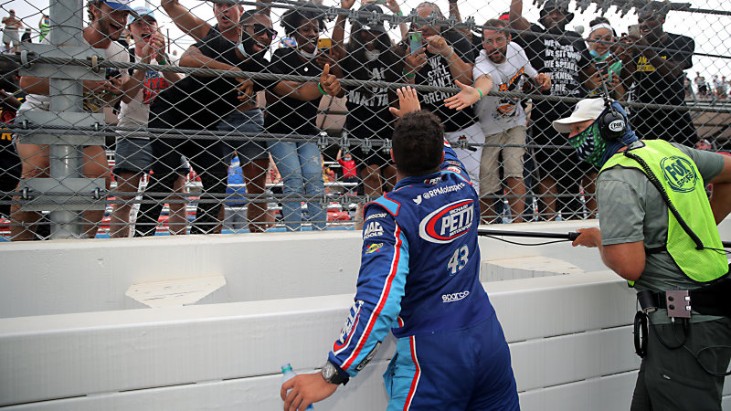 Bubba Wallace debriefs in interviews, defends crew member who spotted noose