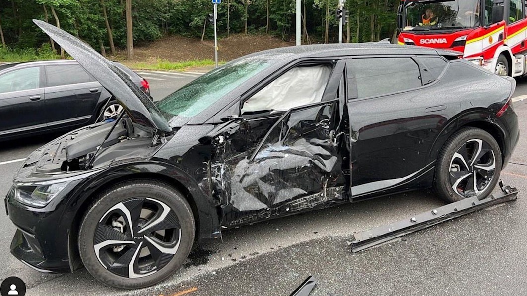 Hockey legend Jaromir Jagr’s Kia EV6 T-boned by tram